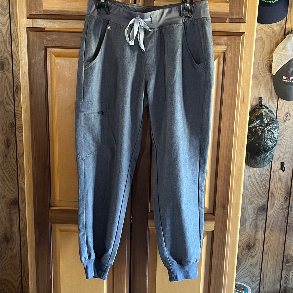 Figs gray scrub pants. Size: small